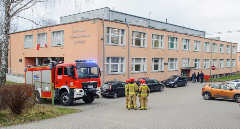 Stan alarmowy w bytowskim ogólniaku. Szkoła ewakuowana [WIDEO]