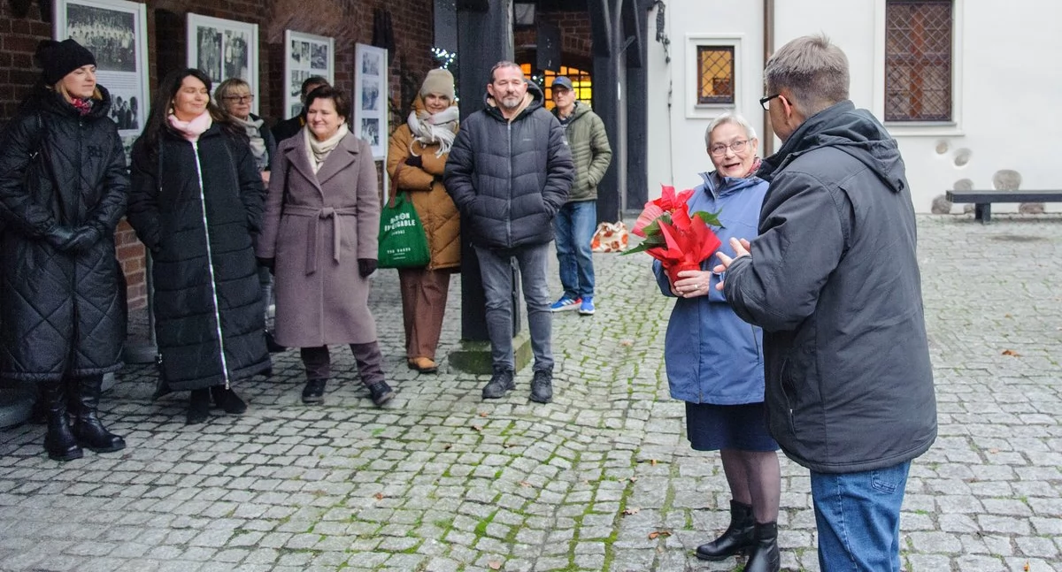 Wystawa na ekspozytorach na dziedzińcu zamkowym