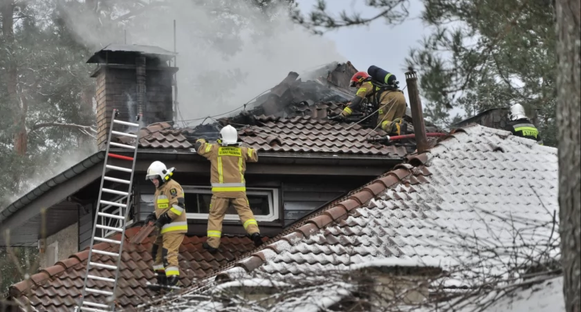 Niebezpieczny pożar domu w Studzienicach. Trwa akcja strażaków