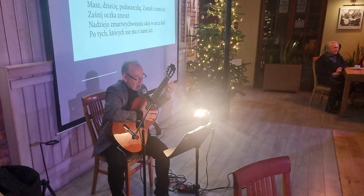 Wspólne kolędowanie z chórem Collegium Musicum [FILMIK]