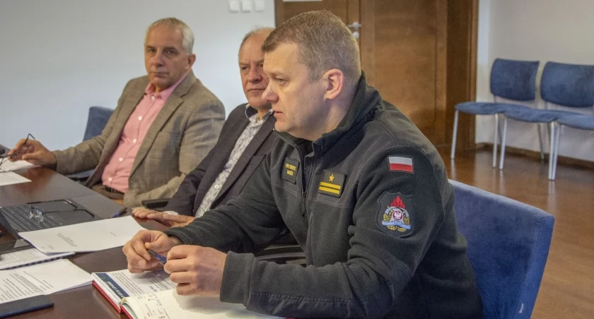 Samorządowcy i strażacy ramię w ramię po duże pieniądze