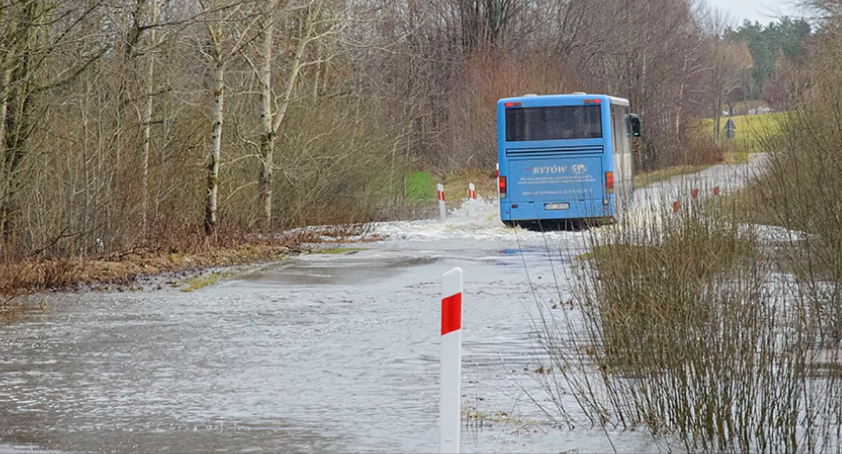 Drogę do Bochowa zalewa woda, mieszkańców krew