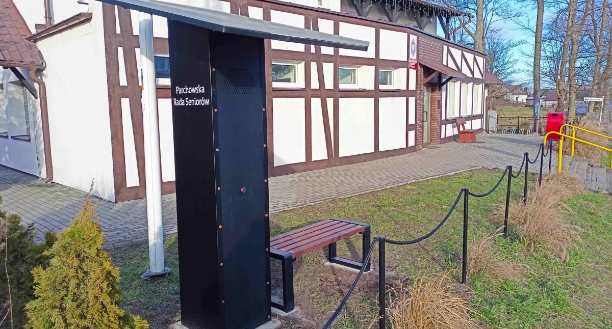 W Parchowie zainstalowano inteligentną ławkę solarną