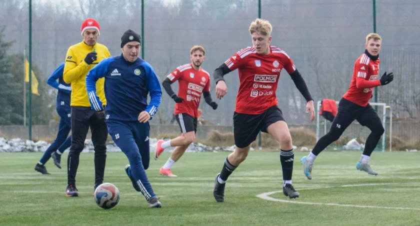 Czas sparingów. Na razie tylko na sztucznej nawierzchni