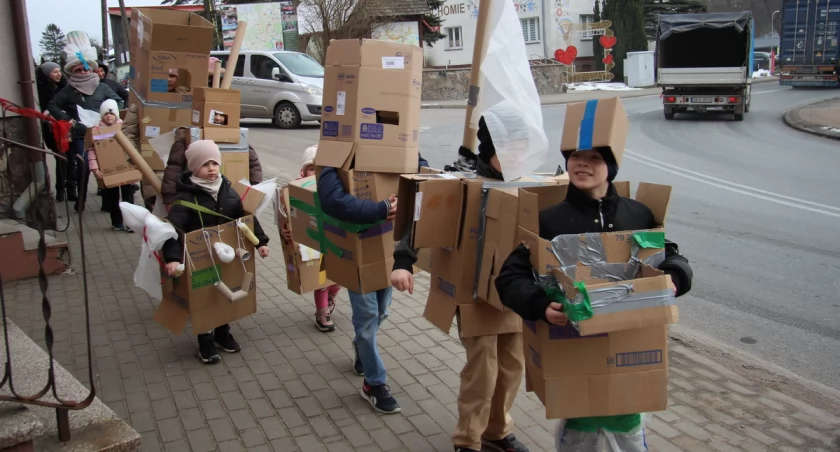 Kartonowa parada na ulicach Tuchomia