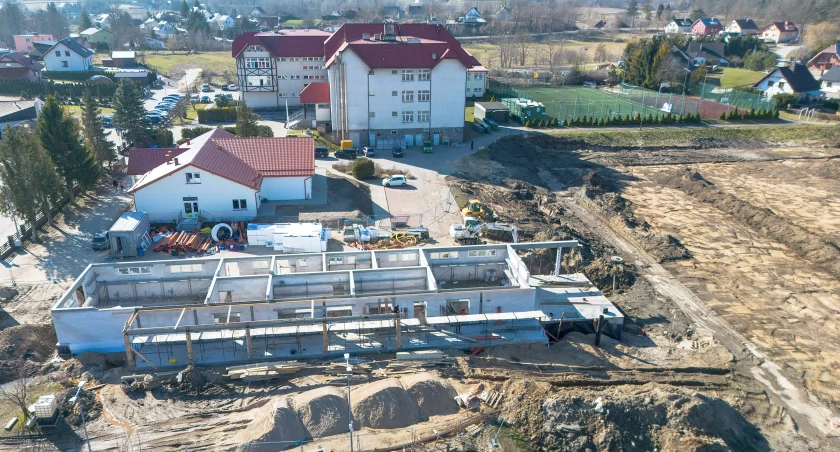 Wielkie wykopki przy szkole w Tuchomiu