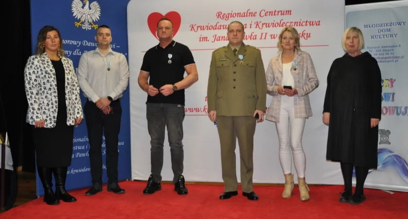 Cennym darem dzieli się od 20 lat. Joanna Sobisz z honorową odznaką