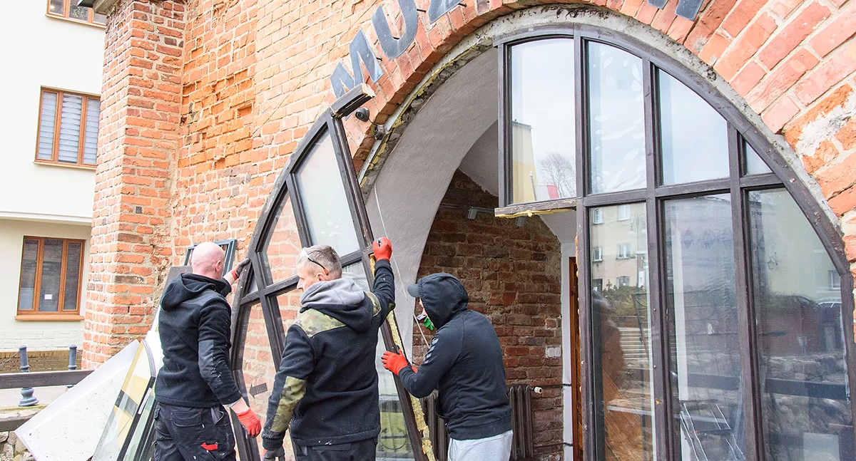 Aluminiowa stolarka w gotyckiej pokościelnej wieży