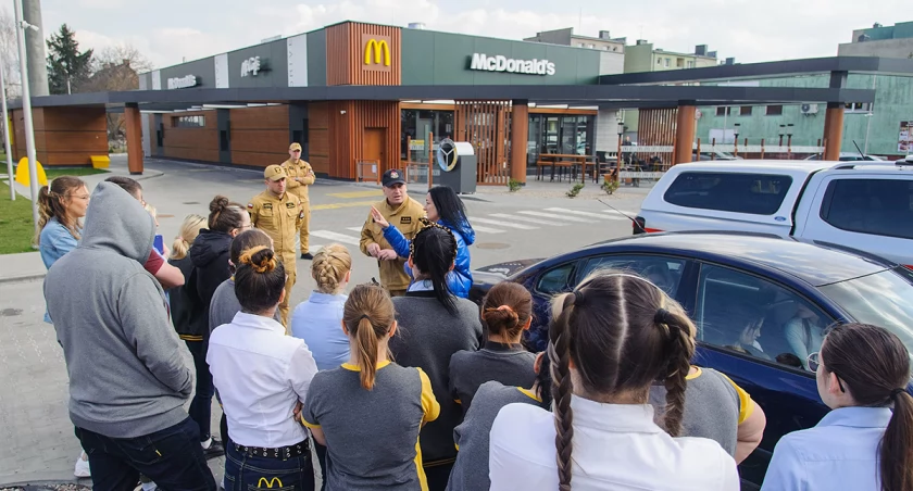Kontrolowana ewakuacja w bytowskim McDonalds