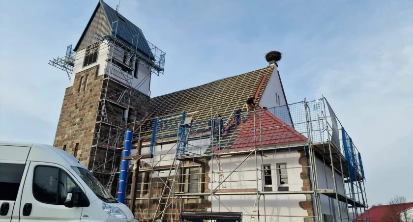 Zabytkowy kościół w Kramarzynach po remoncie, więc bociany wróciły