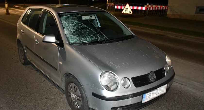 Wieczorne potrącenie na pasach. 62-latek w szpitalu