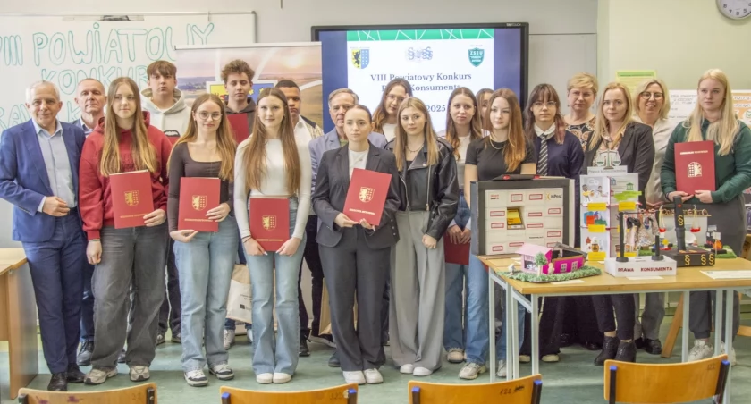 Konkurs o prawach konsumenta. Uczennice ekonoma najlepsze
