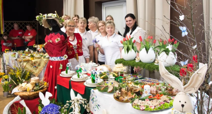 Piękne palmy i stoły pełne zapachów