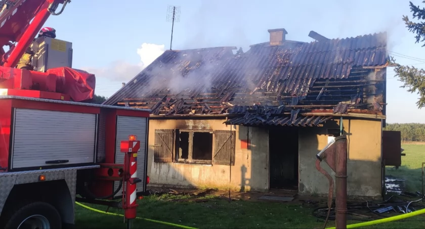 Groźny pożar domu w Sątocznie. Trwa akcja strażaków