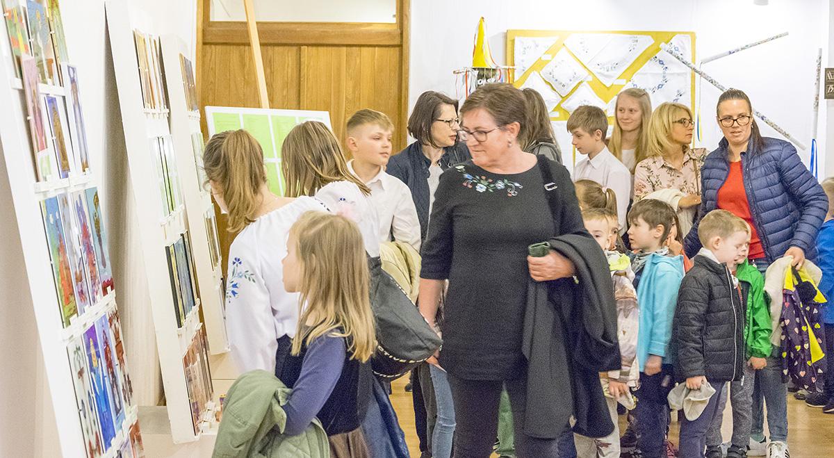 Wystawa młodych w muzeum