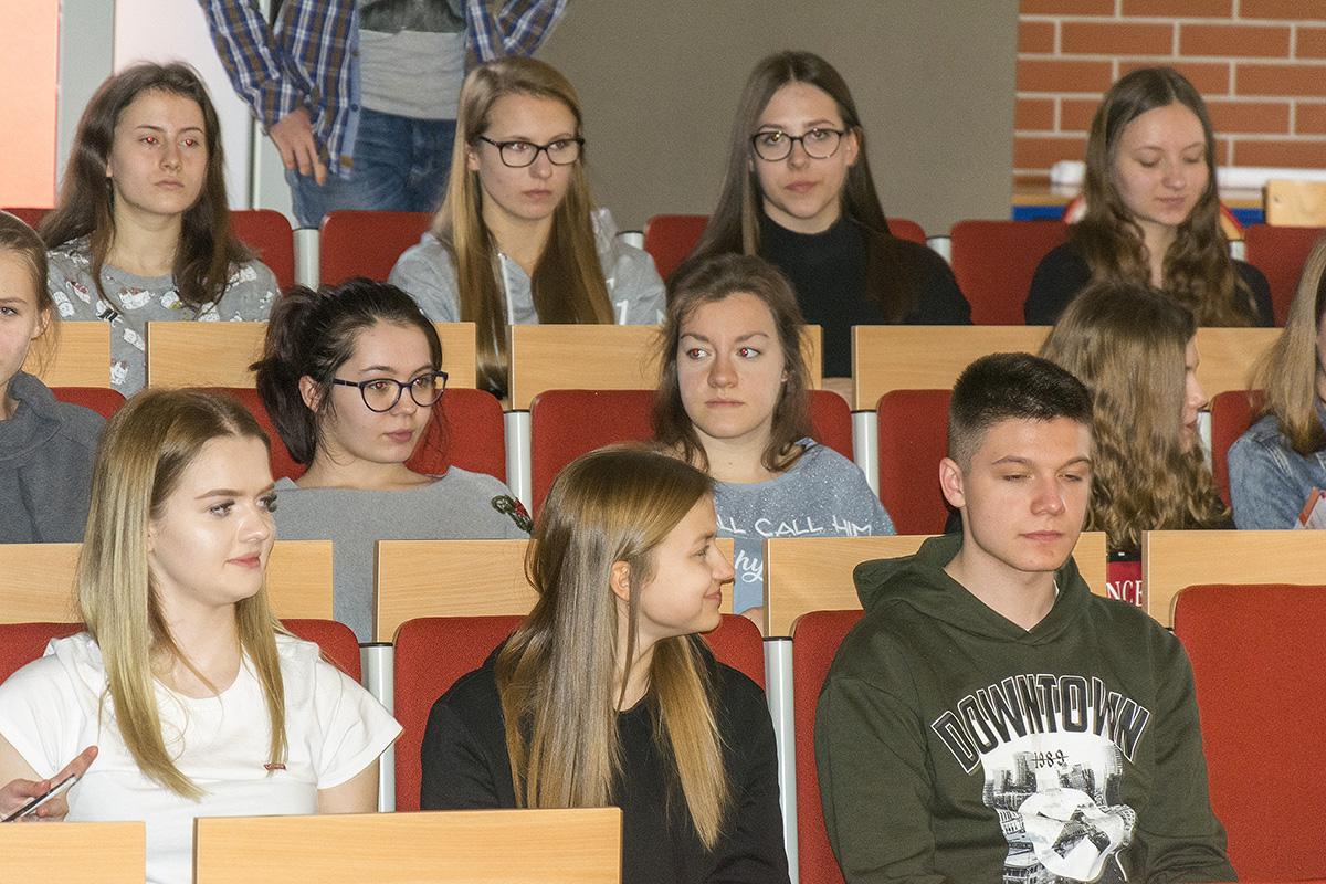 Recytacje i śpiewy w bytowskim ogólniaku