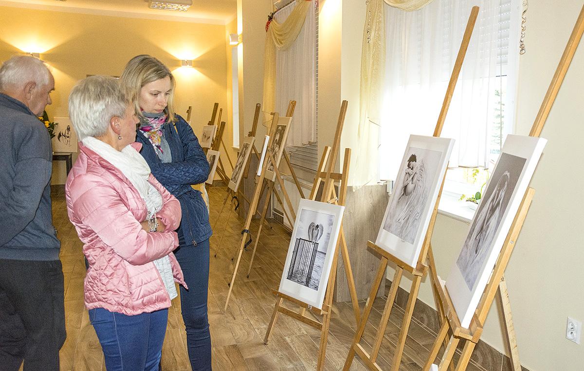 Wystawa prac Soni Tybory w Tuchomiu [FILM+GALERIA]