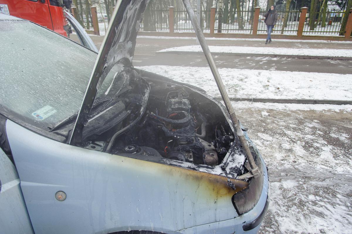 Auto płonęło na rondzie