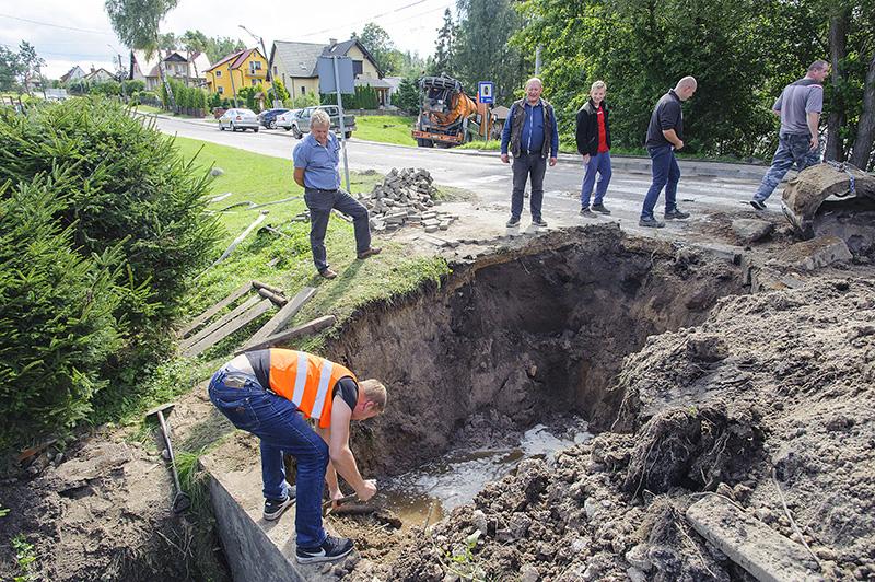 Grozi zawaleniem drogi