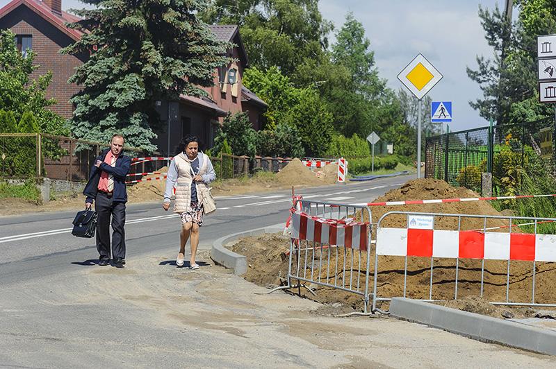 Droga za wąska, krawężniki za wysokie