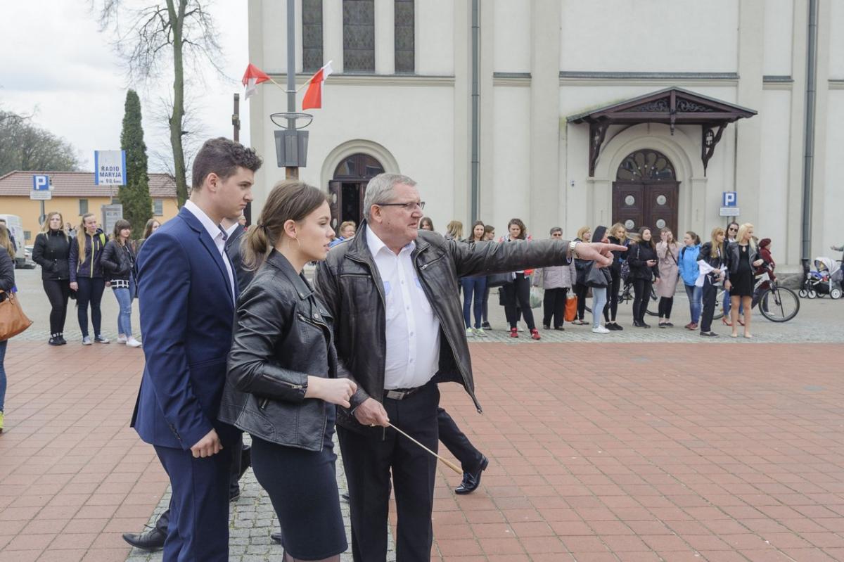 Maturzyści w staropolskim rytmie