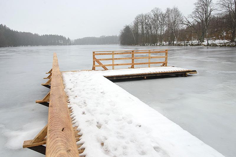 Pomost mają, chcą nowy asfalt