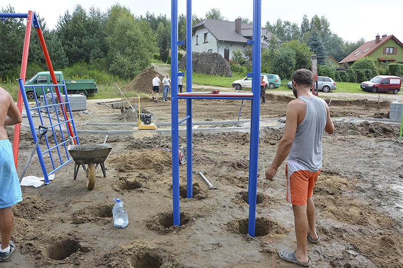 Huśtawki, zjeżdżalnia, sprężynowce i inne