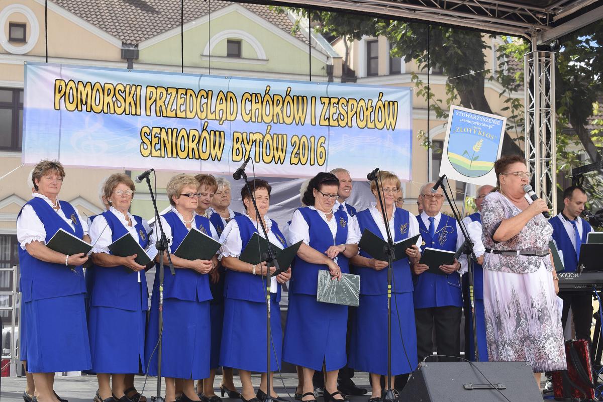 130 seniorów śpiewało na rynku