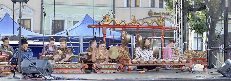 Gamelan znaczy uderzać