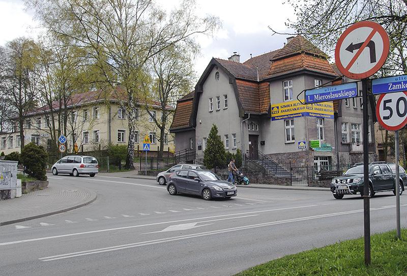 Szersza jezdnia i parkingi