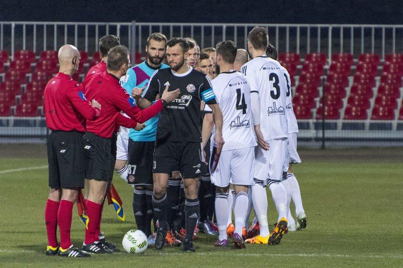 Niemrawe derby na remis