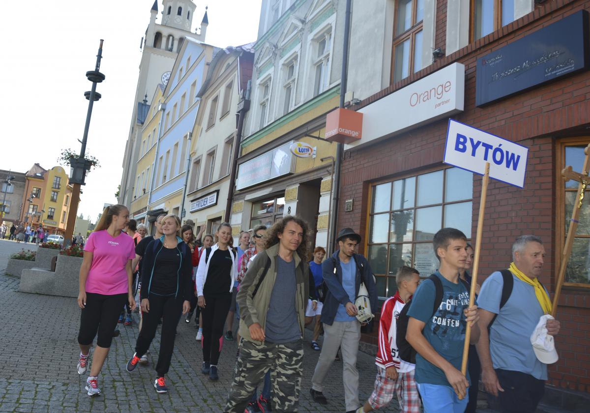 Biegacze i piechurzy na Jasną Górę