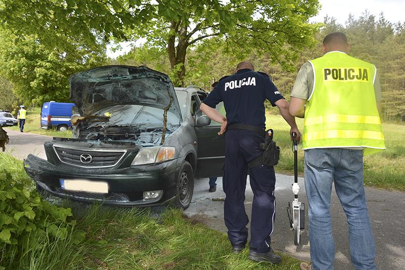 Uderzył w drzewo, zabrał go śmigłowiec