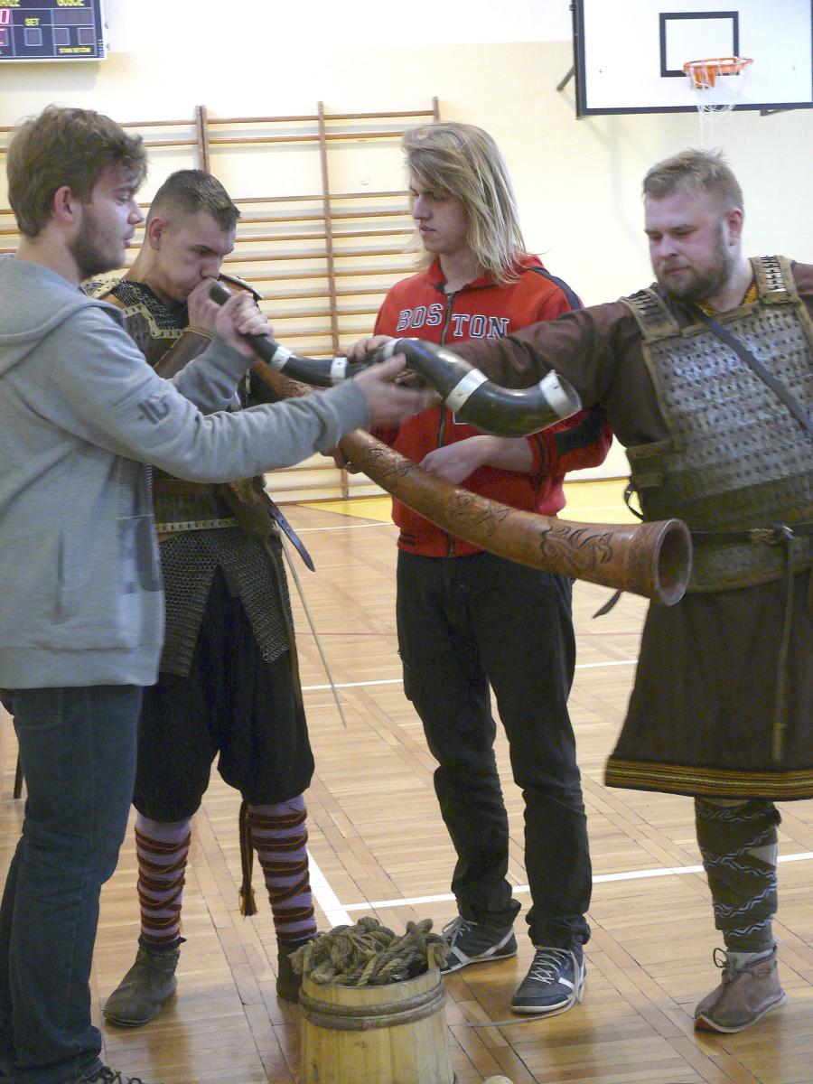 O wczesnym średniowieczu z wojami