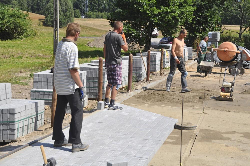 Droga z polbruku, parking z płyt