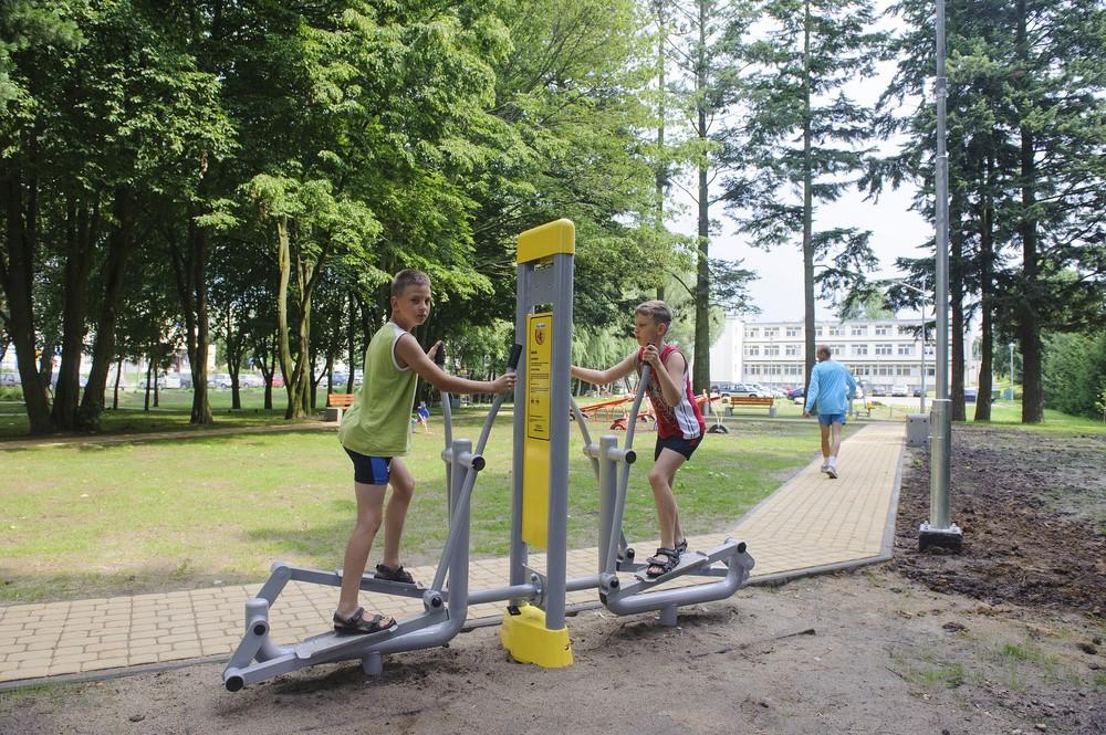 Ćwiczą pod chmurką