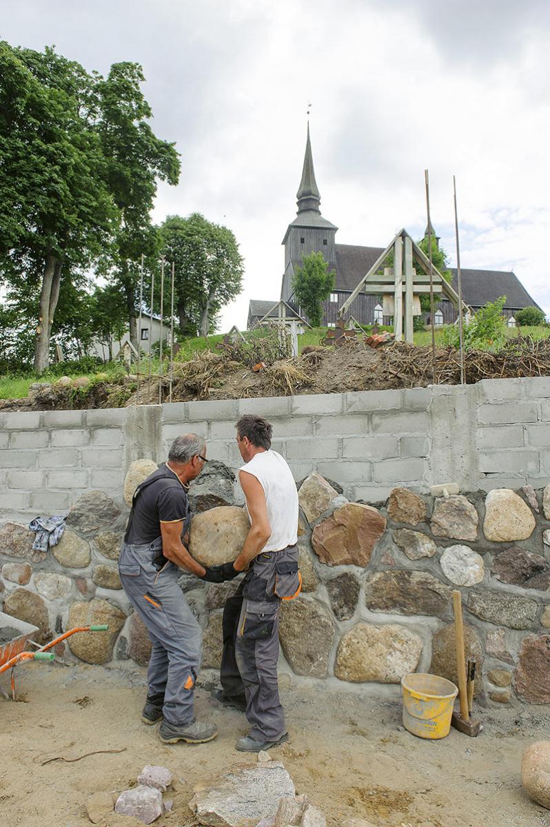 Wznoszą kamienny płot. Galeria