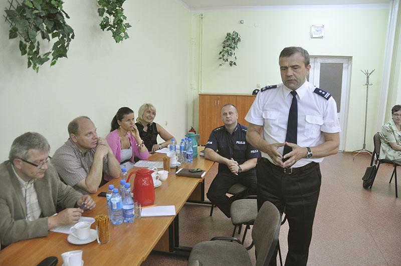 Policjanci zbierają na radiowóz