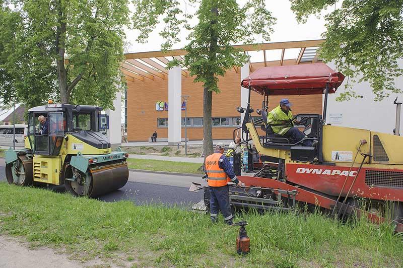 Wylewają asfalt