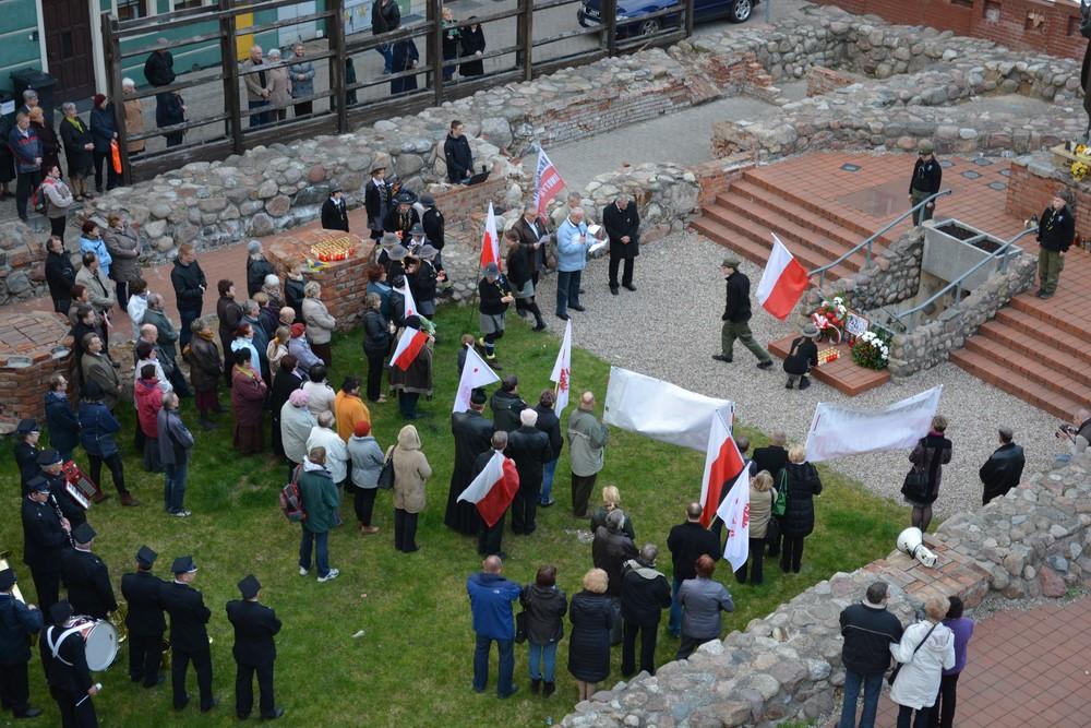 Uczci pamięć ofiar katastrofy