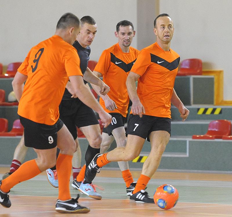 Nikt nie ruszył za BM Team. Piłka nożna liga oldboys. Foto