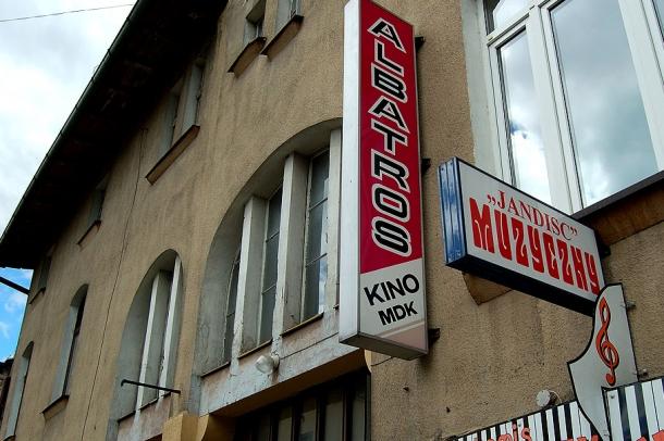 Premiera na kasetowo-perełkowym