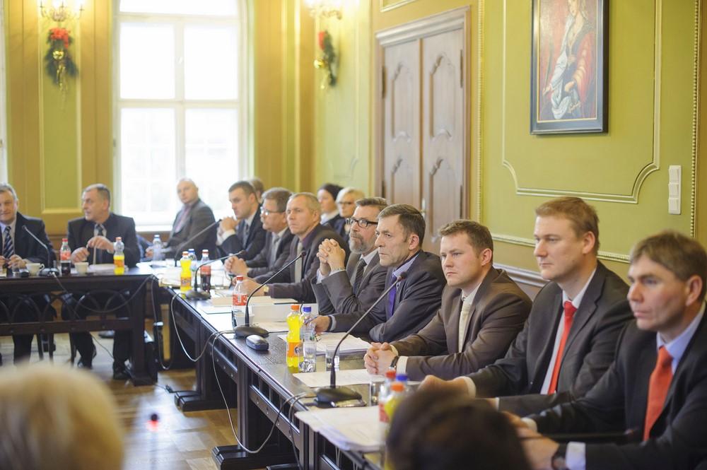 Gm. Bytów. Mniej na pomoc społeczną, więcej na administrację