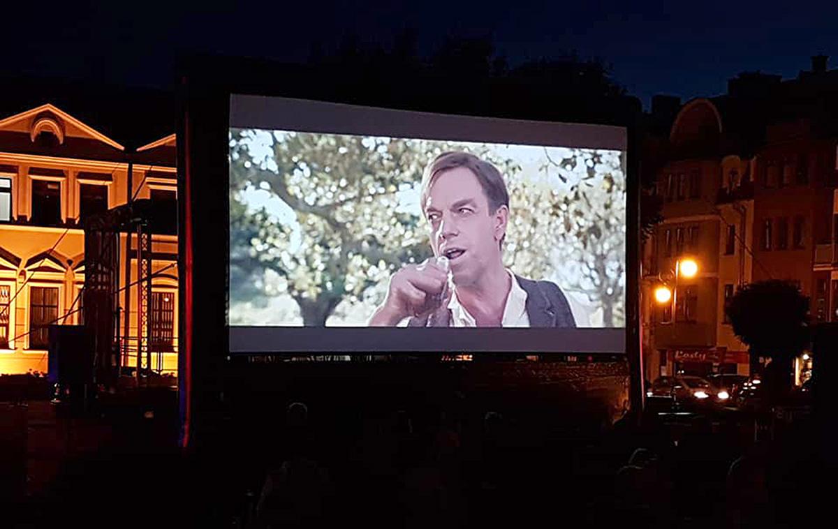 Pod niebem 200 osób