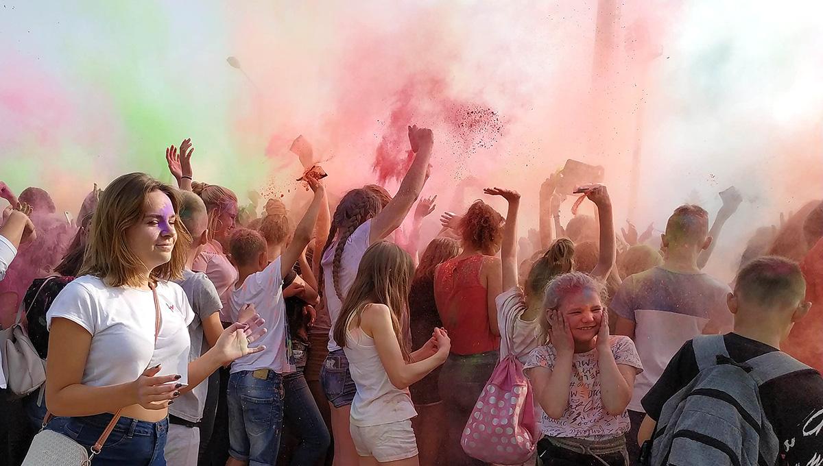 Festiwal baniek mydlanych i kolorów na stadionie