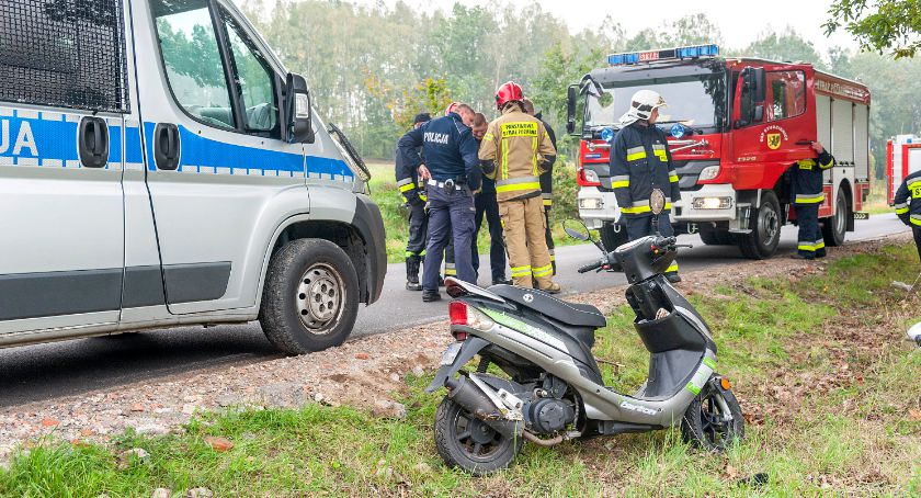 Kierująca motorowerem wjechała do rowu