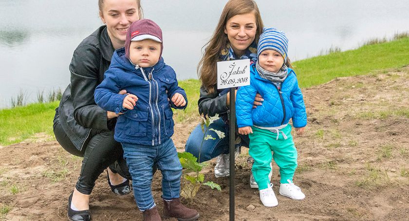 Na pamiątkę narodzin posadzili drzewa