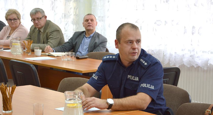 W Kołczygłowach stawiają auta i zasłaniają widoczność