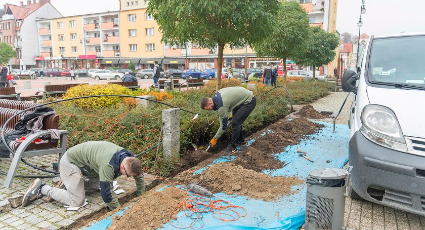 Na rynku w Bytowie zieleń podleje automat