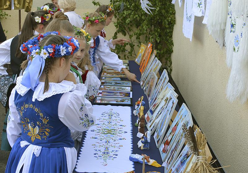 Kaszubskie rytmy na szkolnym dziedzińcu